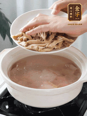 再下筍干段，加水、少許黃酒中火燉煮15分鐘。