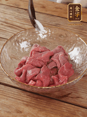 牛肉切丁，加黑胡椒海鹽、橄欖油腌10分鐘