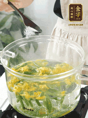 水開后，加鹽、黃瓜花焯水30秒