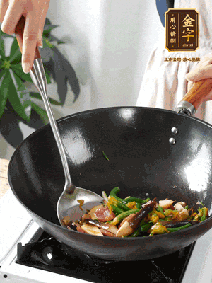 煸香蒜末，下香腸翻炒均勻，再依次下雞縱菌、黃瓜花