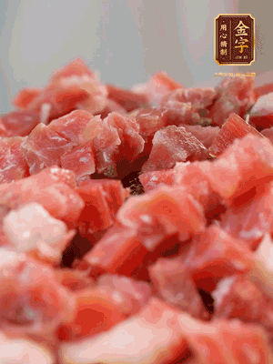 做月餅餡 火腿切成小丁，溫水浸泡5分鐘，上鍋蒸熟15-20分鐘，再將火腿丁、白砂糖、蜂蜜攪拌腌漬2小時
