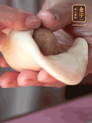 包月餅 面劑兩頭向中間捏緊， 光滑一面向下