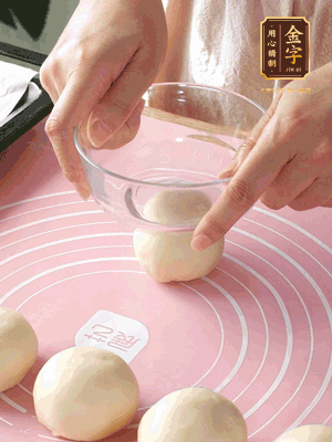 按扁后搟成圓形面皮。餡料放在面皮中心，把餡料包緊，捏緊收口