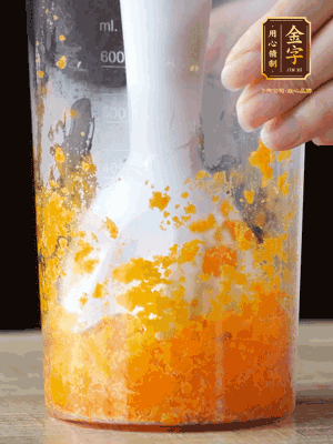 加玉米油、水怡、水揉搓成細(xì)膩的面團(tuán)。松弛半小時(shí)后，分成37g一個(gè)