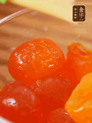 咸蛋黃噴白酒，170℃烤10分鐘。打碎過篩