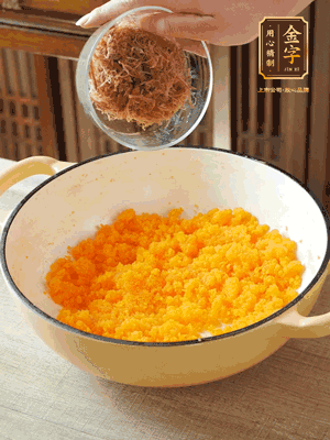 加火腿絲拌均，分成37g一個(gè)餡料，冷凍30分鐘