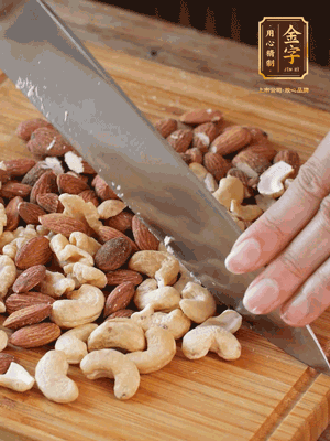 熟堅(jiān)果切成大顆粒，加入杏仁片、白芝麻、火腿絲、熟糯米粉、玫瑰花醬、花生油、水怡攪拌均勻，捏成52g一個(gè)的小球