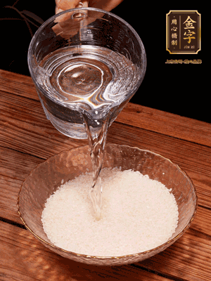 大米提前浸泡30分鐘。干香菇泡發(fā)切成條；蝦米提前浸泡2小時(shí)