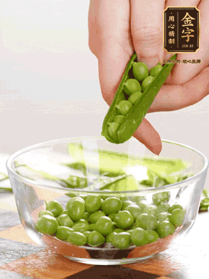 處理食材，藕切片，豌豆剝殼，菱角剝殼， 依次焯水