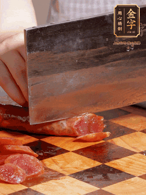 金字香腸煮熟，切片