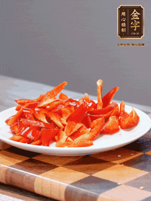 藕帶洗凈，斜切成小段備用、姜切絲、蒜切片、辣椒斜切，再切少許蒜