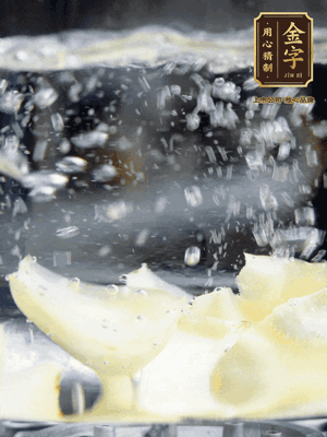 燒開一鍋水，甜豆米、百合燙10秒