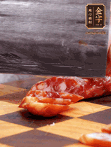 處理食材：香腸切片，土豆切塊、胡蘿卜切丁、豆角切段