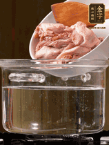 麻鴨切塊，冷水下鍋，加蔥姜、料酒焯水。撈出溫水洗凈