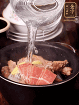 所有食材放入電飯鍋，加2勺料酒，足量的開水，按煲湯鍵煮湯