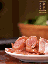 金字咸肉、金字香腸煮熟。咸肉切條、香腸切片備用。