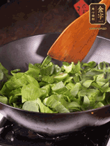 上海青切碎，用豬油炒到半熟