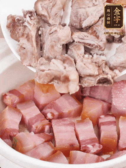 倒入開水燉煮，大火燒開后轉小火