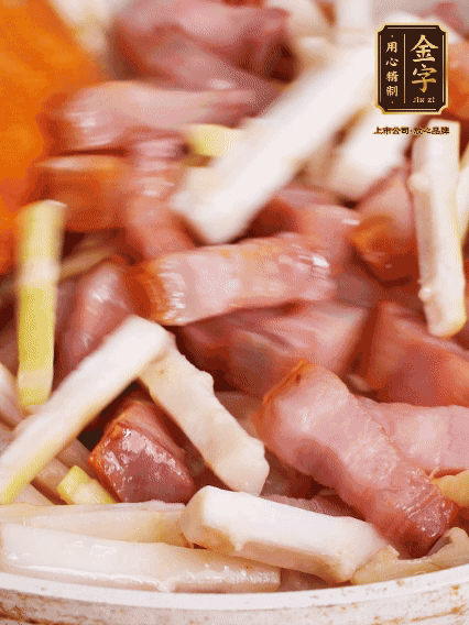 少許油煸香咸肉，下春筍翻炒均勻