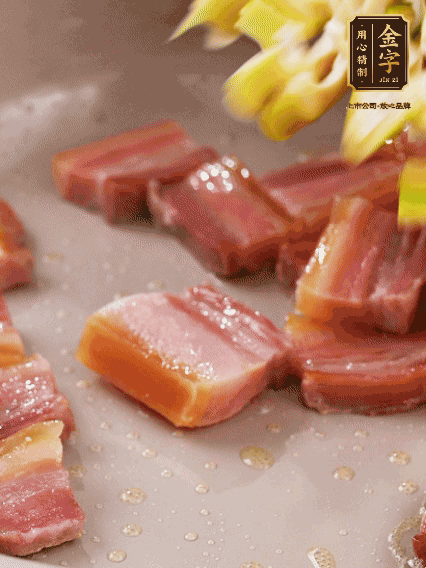 再放春筍翻炒一下，倒入砂鍋中，加適量的熱水，大火燜煮6分鐘