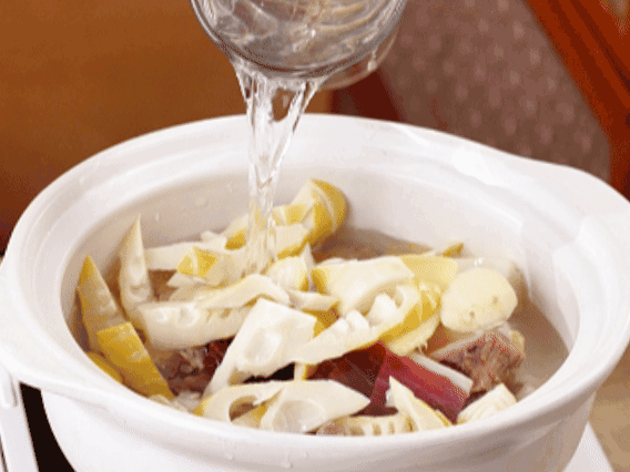 砂鍋中依次放入姜片、雞肉、春筍、火腿，加入足量的水，大火燒開后，轉(zhuǎn)小火燉40分鐘