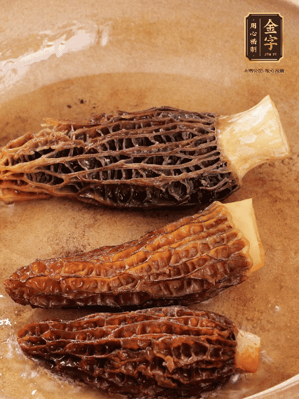 少許油，新鮮羊肚菌煎香