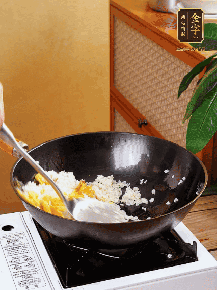 3個(gè)雞蛋攪成蛋液，下鍋煎至5成熟