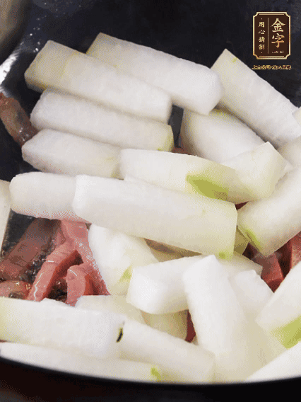 再下冬瓜微微煸炒，加一小碗水，中小火煨5分鐘