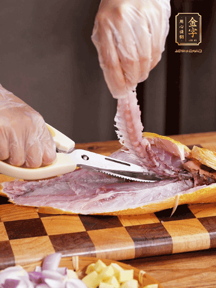 黃魚處理干凈，對半片開去骨，泡入蔥姜水、料酒、鹽調(diào)成的料汁中浸泡15分鐘，擦干水分