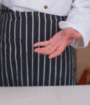 小蔥切碎，淡火腿切碎。