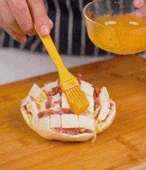 放在烤盤上，表面先刷一層玉米油，再刷一層蛋黃液。