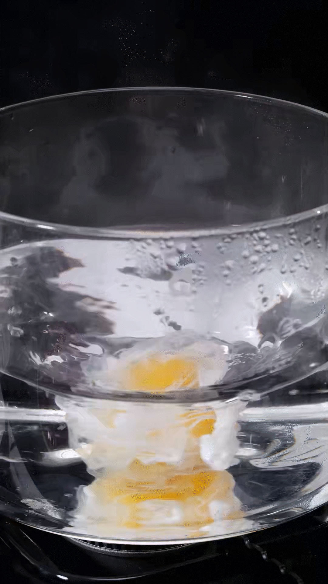 水開(kāi)加入白醋和雞蛋，做成水波蛋
