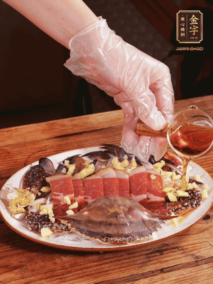 冷水上鍋蒸12分鐘（具體看蟹的大?。?，最后撒上蔥絲、澆上熱油即可