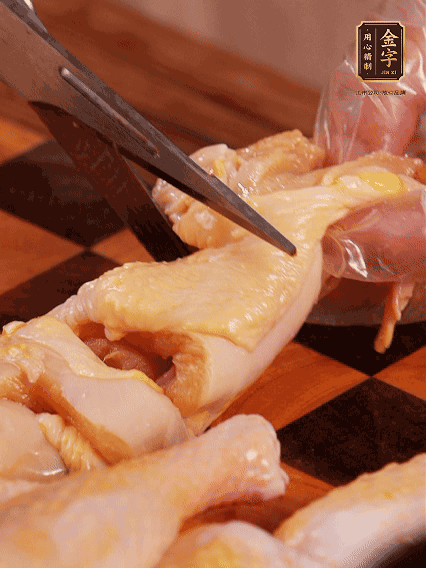 土雞處理干凈，切成大塊，加蔥姜、花雕酒、鹽腌制10分鐘