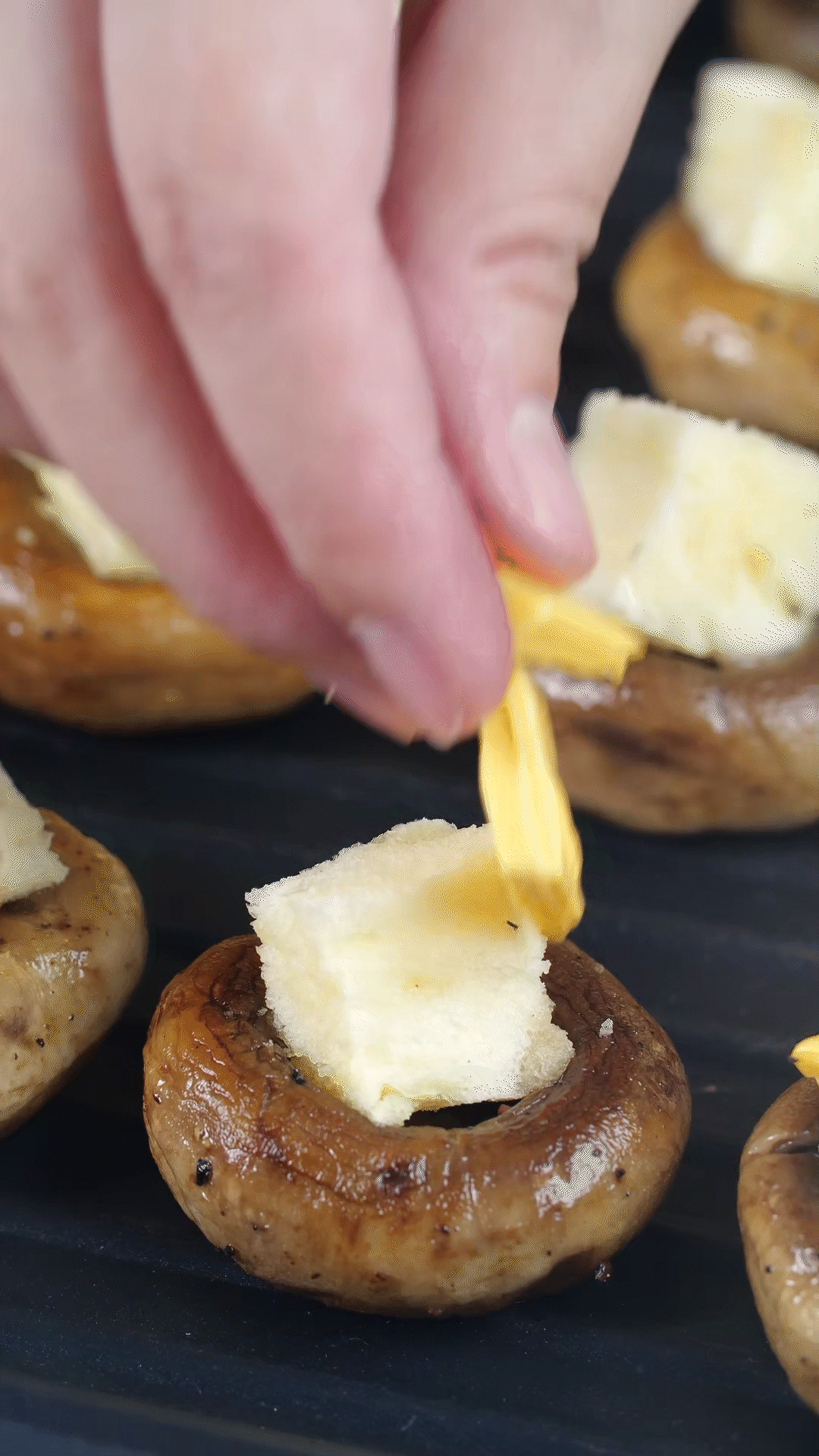 面包切小粒，放入口蘑凹處，蓋上芝士，烤箱180度烤10分鐘