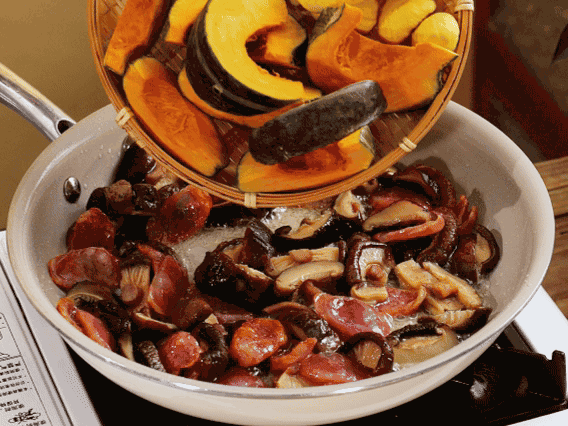 清洗好的大米放入電飯鍋，加裹滿醬汁的食材，再加剛好沒(méi)過(guò)食材的水，攪拌一下