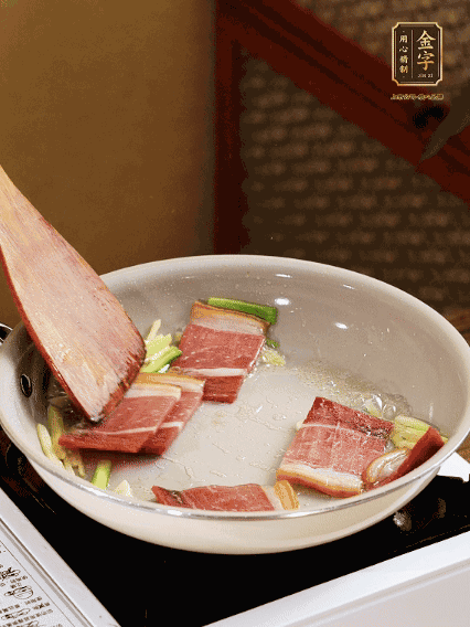 熱油下鍋，火腿、蔥姜蒜煸出香味備用