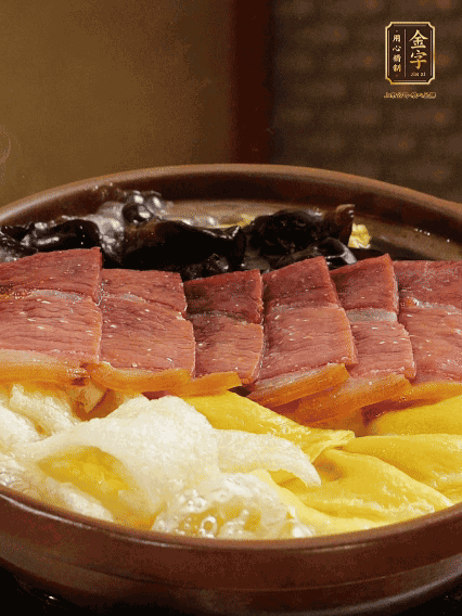 最后胡椒粉調(diào)味，撒小蔥花點(diǎn)綴