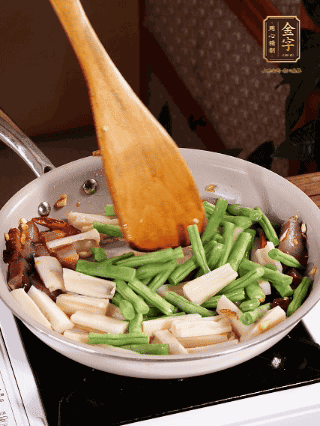 加少許生抽、蠔油、料酒、雞精調(diào)味，少許清水燜2分鐘，炒至豆角皺皮即可