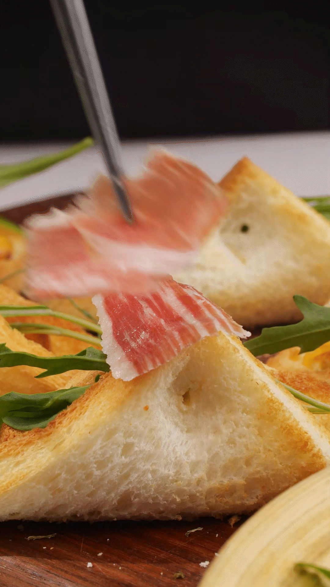 對(duì)折，用牙簽固定
