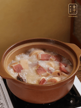 豬油潤(rùn)鍋，豬骨、姜片煸出油脂香，再依次下開(kāi)水、蓮藕、火腿，大火燒開(kāi)