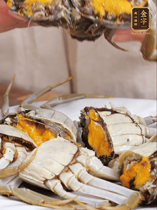 大閘蟹處理干凈，一切兩半。