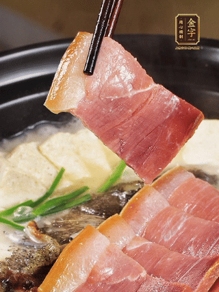 加入一丟丟鹽，撒點胡椒粉，蔥段點綴