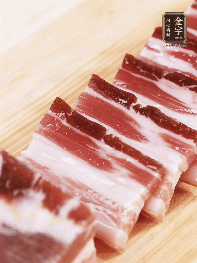 金字淡咸肉切厚片；金字淡咸肉、仔排加蔥姜、料酒焯水3分鐘，溫水洗凈。