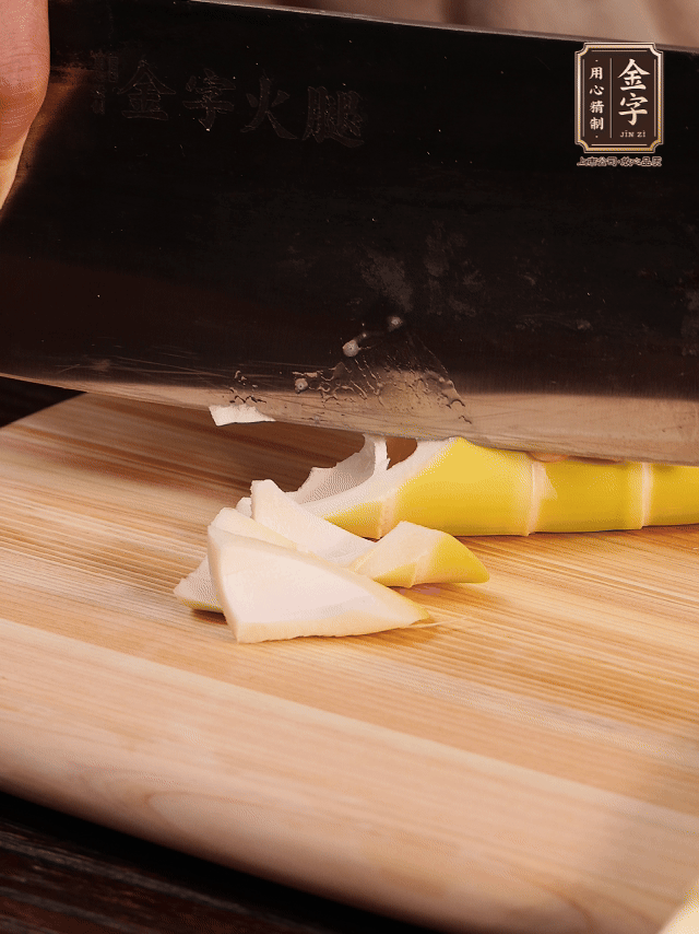 春筍去筍衣切滾刀塊；萵筍去皮切滾刀塊；春筍、百葉結(jié)焯水2分鐘。