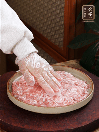 依次鋪肉末，碼入雞蛋豆腐，再鋪上金字香腸。