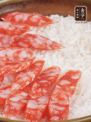 砂鍋加入半勺豬油、半勺花生油抹勻，倒入絲苗米，加水沒過大米一指高，蓋蓋大火煮至水分微干