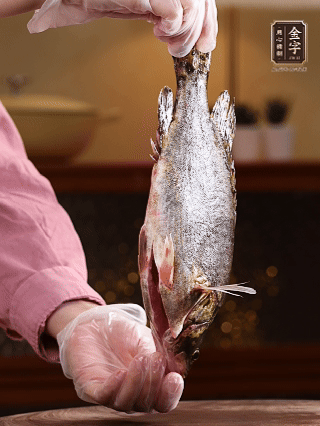 鱖魚殺好洗凈，去頭去尾留用，貼著魚背去掉主刺，再切成大小均勻的魚塊