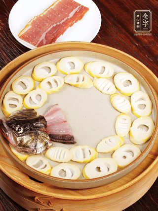 取一個深一點的盤子，按照“春筍墊底、魚肉居中、火腿蓋頂”的順序擺放。魚頭和魚尾擺在兩端，還原整魚形狀