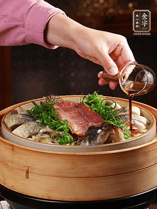 蒸魚時做蒸魚醬汁：鍋中少油，蔥白段、姜片、蒜片、洋蔥絲爆香，加2勺蒸魚豉油、3勺清水、一點白糖煮沸。（比單純淋蒸魚豉油香得多）